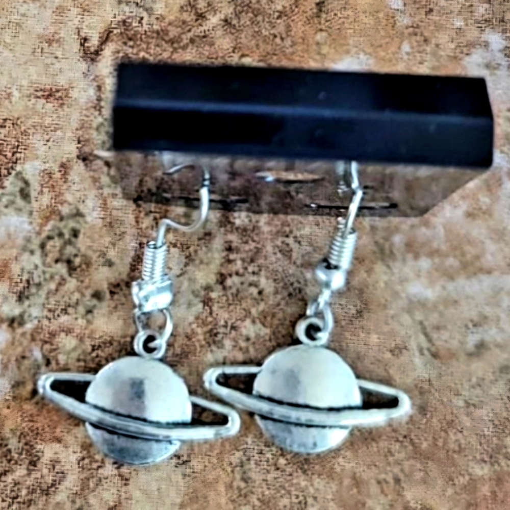 DESIGNER ORIGINAL  TITANIUM FOREVER WEAR SILVER DROPDANGLE GLOBE CHARM EARRINGS